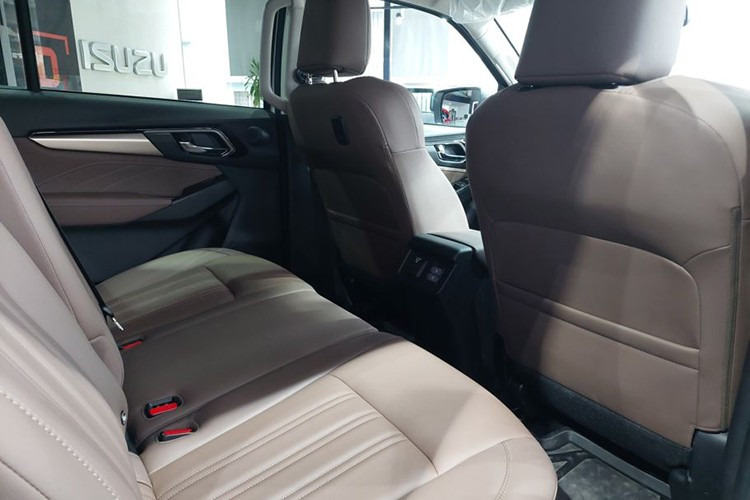 Bên trong khoang cabin, thay đổi đáng chú ý nhất là cụm đồng hồ tốc độ cơ học được thay bằng dạng kết hợp kỹ thuật số với màn hình màu 7 inch. Xe có một số tiện nghi đáng chú ý gồm: ghế lái chỉnh điện 8 hướng, màn hình trung tâm 9 inch tích hợp Apple CarPlay/Android Auto không dây, cổng sạc USB Type-C, phanh tay điện tử và điều hòa tự động hai vùng.