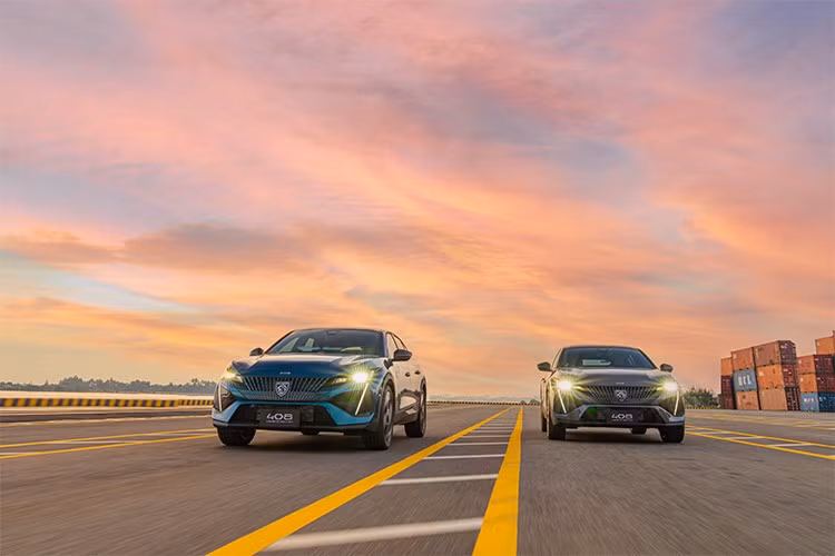 Xe có giữ làn đường, phanh chủ động, nhận diện biển báo... ở cả 3 phiên bản. Các tính năng khác như cảnh báo điểm mù, cảnh báo phương tiện cắt ngang phía sau, hỗ trợ chuyển làn đường, ga tự động thích ứng Stop &amp; Go, cảm biến trước/sau sẽ xuất hiện ở hai bản cao. Camera 360 độ chỉ có ở bản cao cấp nhất (GT).