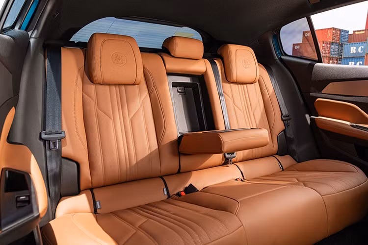 Hai bản Allure và Premium vẫn có cặp màn hình 10 inch, nhưng màn hình sau vô lăng không có tính năng hiển thị 3D và không có màn hình 5 inch. Hệ thống âm thanh chỉ là loại 6 loa tiêu chuẩn.