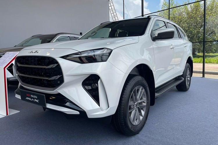 Cụ thể, khách mua Isuzu mu-X phiên bản B7 tiêu chuẩn đang được ưu đãi 14 triệu đồng, bản B7 Plus ưu đãi 16 triệu đồng, hai bản Prestige và Sport được ưu đãi 18 triệu đồng, trong khi bản Premium cao cấp nhất được ưu đãi 20 triệu đồng. Với mức ưu đãi này, giá bán thực tế của xe tại đại lý dao động từ 914 triệu đến 1,249 tỷ đồng.