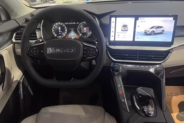 Dưới nắp capo là khối động cơ xăng 4 xi-lanh tăng áp 1.5L, cho công suất 178 mã lực và mô-men xoắn 290 Nm, kết hợp với hộp số ly hợp kép ướt 7 cấp DCT. Xe hỗ trợ 4 chế độ lái gồm: Economy, Comfort, Sport và Intelligent, giúp người lái linh hoạt điều chỉnh theo từng điều kiện vận hành khác nhau.