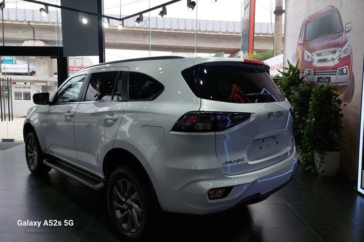 ề ngoại thất, mu-X 2025 được làm mới phần đầu và đuôi xe theo phong cách thể thao và hiện đại hơn. Lưới tản nhiệt kích thước lớn, tách biệt với cụm đèn pha LED sắc nét. Đèn hậu mới dạng LED chạy ngang đuôi xe. Phiên bản Sport được bổ sung trong danh mục sản phẩm, đồng thời xe sử dụng bộ mâm 20 inch 6 chấu.