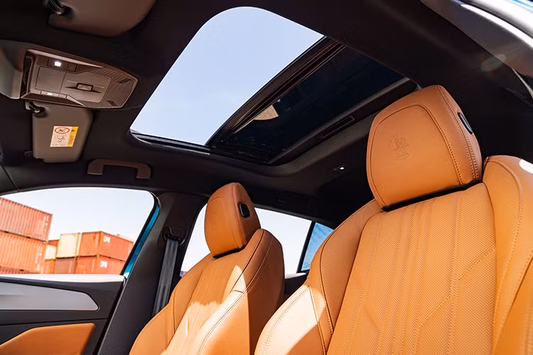 Sau vô lăng là một màn hình 10 inch hỗ trợ hiển thị 3D. Hệ thống âm thanh là loại 10 loa Focal phát triển riêng cho mẫu xe này trong 3 năm.