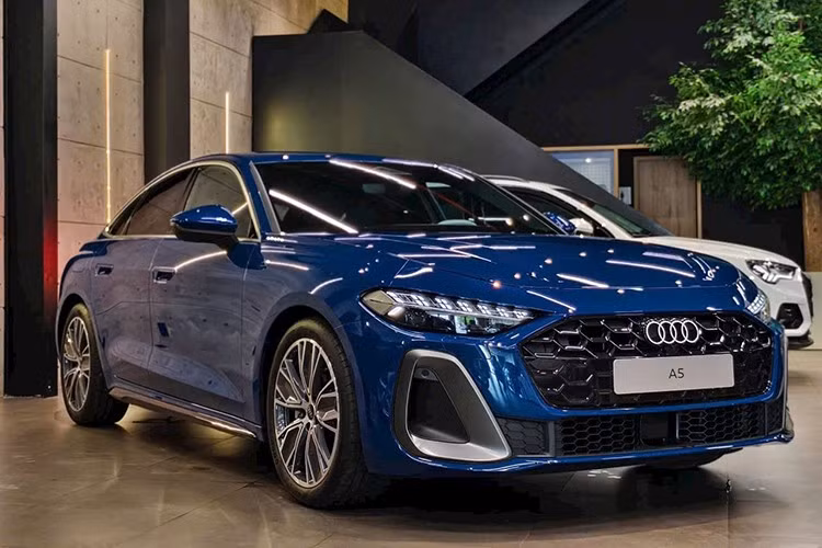 Audi A5 thế hệ mới được phân phối tại Việt Nam thuộc bản S line cao cấp và có giá khởi điểm từ 2,199 tỷ đồng. Xe sẽ cạnh tranh với những đối thủ như Mercedes-Benz C-Class và BMW 3-Series.
