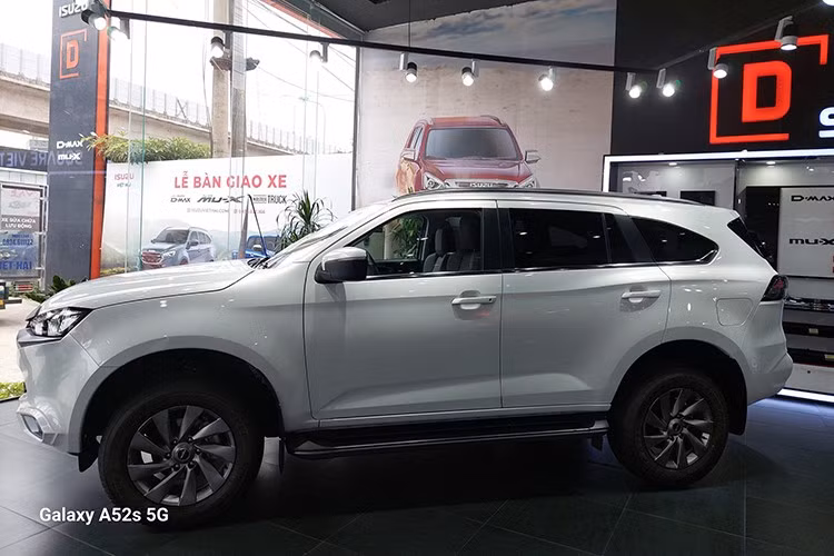 Mức ưu đãi này khiến giá bán của mu-X 2025 tiệm cận với giá niêm yết của phiên bản tiền nhiệm. Tuy nhiên, theo nhận định từ các đại lý, đây vẫn chưa phải là mức giá đủ hấp dẫn để kích thích nhu cầu mua xe, đặc biệt trong bối cảnh thị trường cạnh tranh gay gắt và người tiêu dùng có nhiều lựa chọn khác với ưu đãi cao hơn.