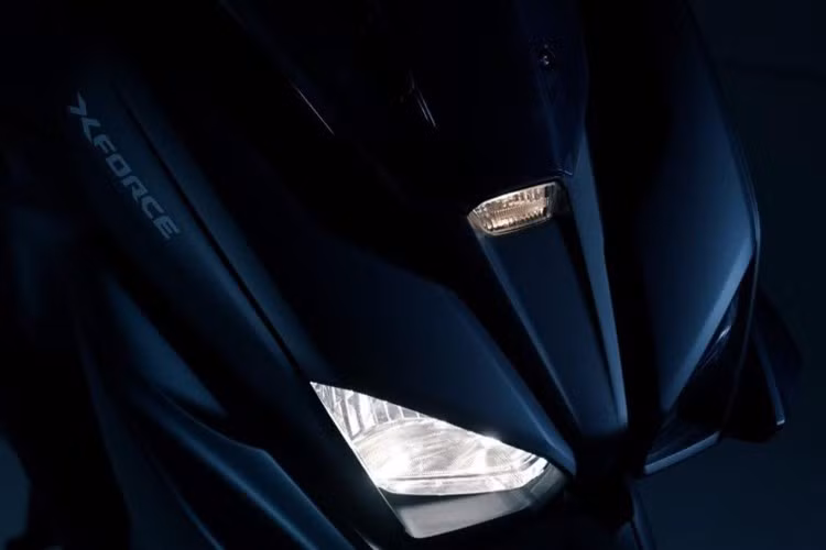 Điểm nổi bật nhất ở phiên bản 2025 chính là cụm đèn pha hoàn toàn mới – loại full LED gồm 4 bóng, không chỉ nâng cao hiệu quả chiếu sáng mà còn góp phần tạo nên diện mạo hầm hố, sắc sảo cho toàn bộ phần đầu xe.