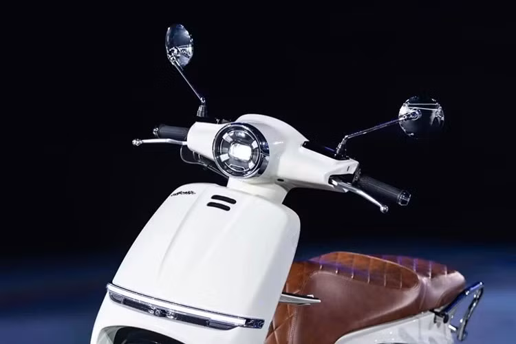 Bên cạnh phong cách cổ điển, Aura 150 lại sở hữu những trang bị hiện đại với hệ thông đèn chiếu sáng fullLED. Cụm đồng hồ kỹ thuật số toàn phần hiển thị đầy đủ các thông số xe, dễ quan sát cho người điều khiển.