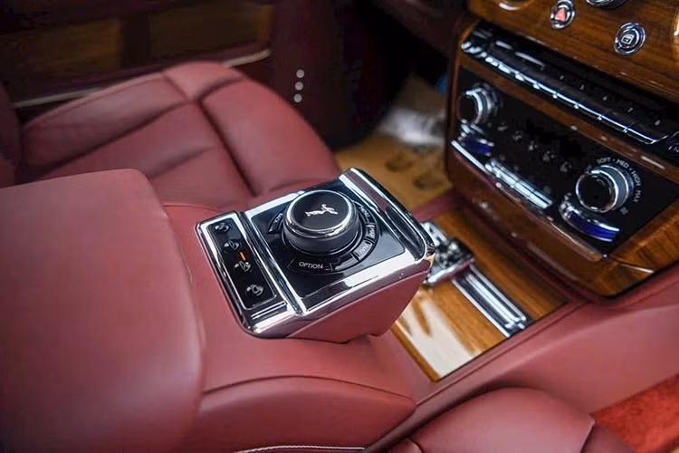 Mức giá 39 tỷ này, rẻ hơn 20 tỷ đồng so với con số 60 tỷ đồng mà 1 xe Rolls-Royce Phantom thế hệ thứ 8 khác đang rao, có thể chiếc xe này mang biển "tây", nên có mức giá nghe khá hấp dẫn, nhưng về sau, quá trình gia hạn biển số NG hay CV sẽ tốn của người mua 1 khoản tiền.