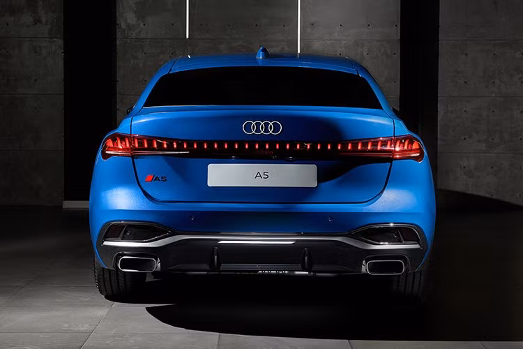 Kiểu dáng tổng thể của xe là sự pha trộn giữa coupe và sedan, với thiết kế liền mạch giúp cải thiện tính khí động học mà vẫn giữ được vẻ tinh tế. Thân xe được tối ưu về tỷ lệ để mang lại dáng vẻ thể thao hơn so với thế hệ tiền nhiệm.