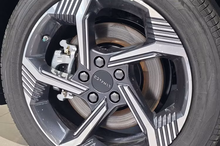 Ngoại thất nổi bật với hệ thống đèn pha Full LED tự động bật/tắt, cụm đèn hậu dạng "Energy cubes" hiện đại, mâm xe 18 inch, họa tiết "Ray-code" và cặp ống xả mạ chrome đối xứng. Tổng thể thiết kế mang đậm phong cách thể thao và năng động, phù hợp môi trường đô thị hiện đại.