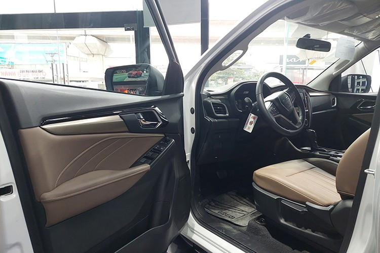 Isuzu đã nâng cấp hệ thống an toàn cho mu-X 2025 với camera ADAS thế hệ thứ 4, có góc quét rộng từ 40 đến 120 độ. Ngoài ra, xe được trang bị loạt công nghệ hỗ trợ người lái như: phanh khẩn cấp tự động, cảnh báo điểm mù, cảnh báo va chạm trước, cảnh báo lệch làn, kiểm soát hành trình thích ứng, phanh tự động khi lùi và cảnh báo phương tiện cắt ngang phía sau.