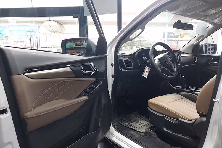 Isuzu đã nâng cấp hệ thống an toàn cho mu-X 2025 với camera ADAS thế hệ thứ 4, có góc quét rộng từ 40 đến 120 độ. Ngoài ra, xe được trang bị loạt công nghệ hỗ trợ người lái như: phanh khẩn cấp tự động, cảnh báo điểm mù, cảnh báo va chạm trước, cảnh báo lệch làn, kiểm soát hành trình thích ứng, phanh tự động khi lùi và cảnh báo phương tiện cắt ngang phía sau.