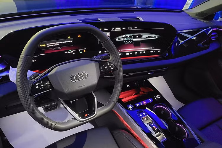 Các trang bị tiện nghi khác của Audi A5 mới bao gồm điều hòa tự động cao cấp 3 vùng, tựa tay trung tâm tiện nghi phía trước, ngăn chứa điện thoại với chức năng sạc cảm ứng và các cổng USB với chức năng sạc cho cả hai hàng ghế. Nẹp bậc cửa chiếu sáng và gói đèn nội thất nâng cấp có thể tùy chỉnh, cá nhân hóa không gian theo sở thích cũng được trang bị cho xe.