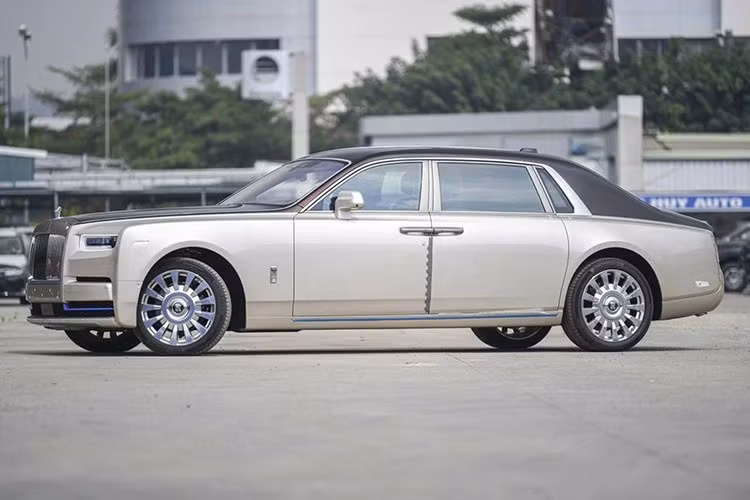Rolls-Royce Phantom VIII sử dụng khối động cơ V12, tăng áp kép, dung tích 6.75 lít, tạo ra công suất tối đa 563 mã lực, mạnh hơn 110 mã lực so với thế hệ thứ 7 và mô-men xoắn cực đại đạt 900 Nm, tăng 180 Nm so với thế hệ cũ. Sức mạnh được truyền tới bánh thông qua hộp số tự động 8 cấp với công nghệ "hỗ trợ vệ tinh" và có thể tăng tốc từ vị trí xuất phát lên 100 km/h chỉ trong thời gian 5,3 giây.