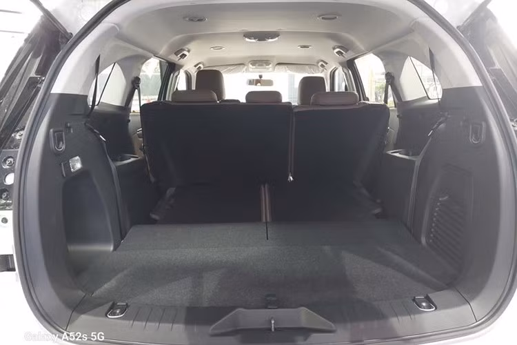 Tuy nhiên, điểm trừ là mu-X 2025 vẫn sử dụng động cơ diesel 1.9L tăng áp, công suất 147 mã lực và mô-men xoắn 350 Nm, kết hợp hộp số sàn hoặc tự động 6 cấp, vốn bị đánh giá là chưa đủ mạnh mẽ so với mặt bằng chung trong phân khúc.