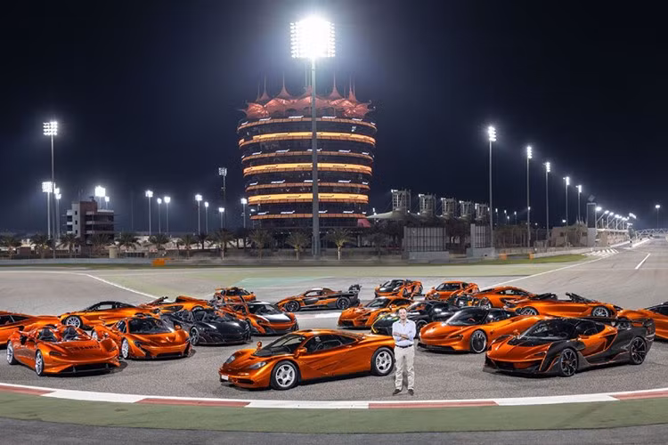 Không chỉ là một nhà đầu tư chiến lược, Ojjeh còn là người có đam mê sâu sắc với xe McLaren thương mại, góp phần định hình triết lý thiết kế và tinh thần hiệu suất cao cho các dòng xe dân dụng của hãng.