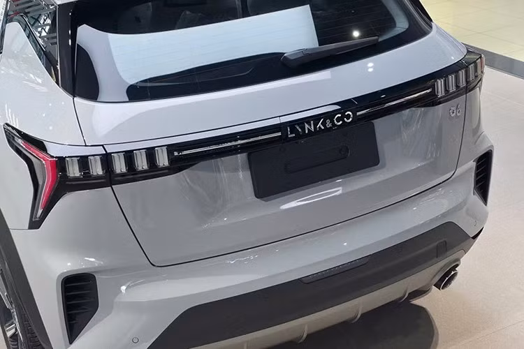 Về thiết kế, Lynk &amp; Co 06 Core Plus vẫn trung thành với ngôn ngữ Mega-City Contrast đặc trưng của thương hiệu. Ngoài hai màu ngoại thất quen thuộc là Trắng và Ghi, phiên bản mới bổ sung thêm tùy chọn màu Be thời trang, đáp ứng thị hiếu thẩm mỹ của nhóm khách hàng trẻ.