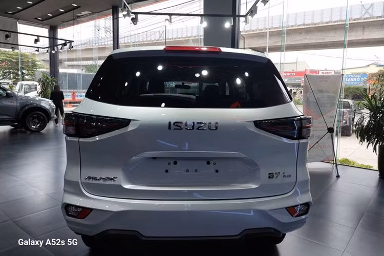 Tại một số đại lý, mu-X đời 2023 (VIN 2023) vẫn đang được xả hàng tồn kho với mức ưu đãi lên tới 100 triệu đồng. Sự chồng lấn giữa hai thế hệ sản phẩm khiến mu-X 2025 rơi vào tình thế khó xử khi cạnh tranh với chính "người tiền nhiệm" của mình.