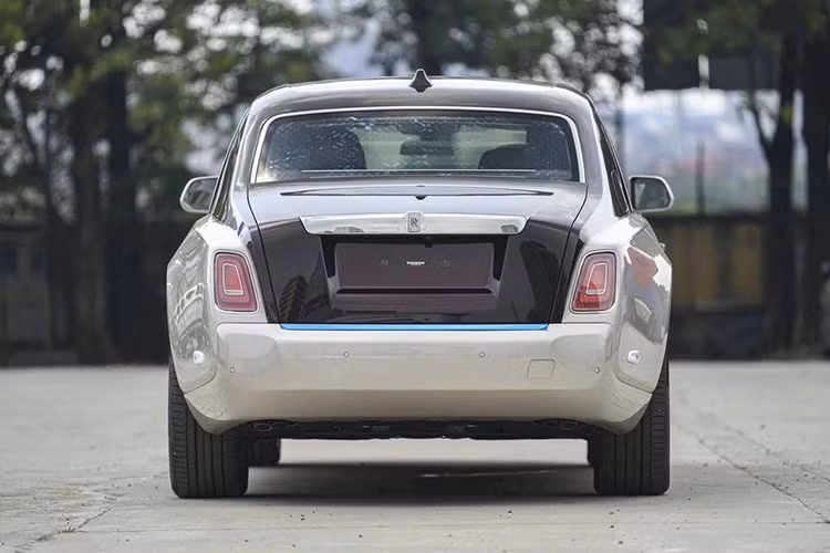 Thiết kế logo Spirit of Ecstasy của xe nằm cao hơn gần 12 mm trên nắp capô và lưới tản nhiệt cũng được chỉnh sửa nhẹ thiết kế. Người bán cho biết, dù chiếc xe Rolls-Royce Phantom VIII này thuộc đời 2022 nhưng lại mới 100%, điều này có thể là do xe nhập về đã lâu nhưng nay mới được khui công.