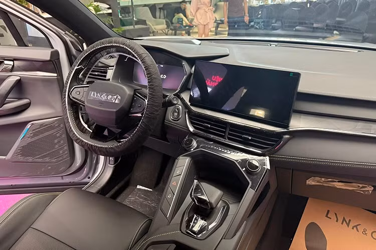 Bên trong khoang lái, Lynk &amp; Co 06 Core Plus gây ấn tượng với thiết kế cockpit lấy cảm hứng từ máy bay chiến đấu cơ, mang lại cảm giác hiện đại và đậm chất công nghệ. Xe được trang bị màn hình giải trí trung tâm 12,3 inch, màn hình kỹ thuật số sau vô lăng 10,25 inch, cần số điện tử, cửa sổ trời toàn cảnh và tính năng đề nổ từ xa.