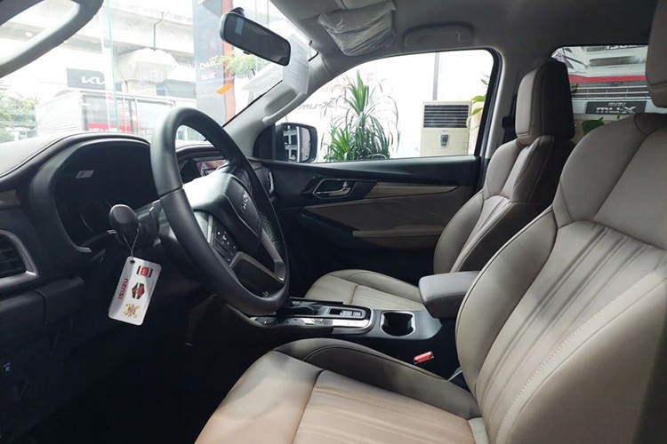 Isuzu mu-X 2025 ra mắt thị trường Việt Nam với 5 phiên bản, cùng giá bán từ 928 triệu đến 1,269 tỷ đồng. Đây là bản nâng cấp giữa vòng đời, không thay đổi về khung gầm hay hệ truyền động, nhưng có một số tinh chỉnh ở thiết kế và trang bị.