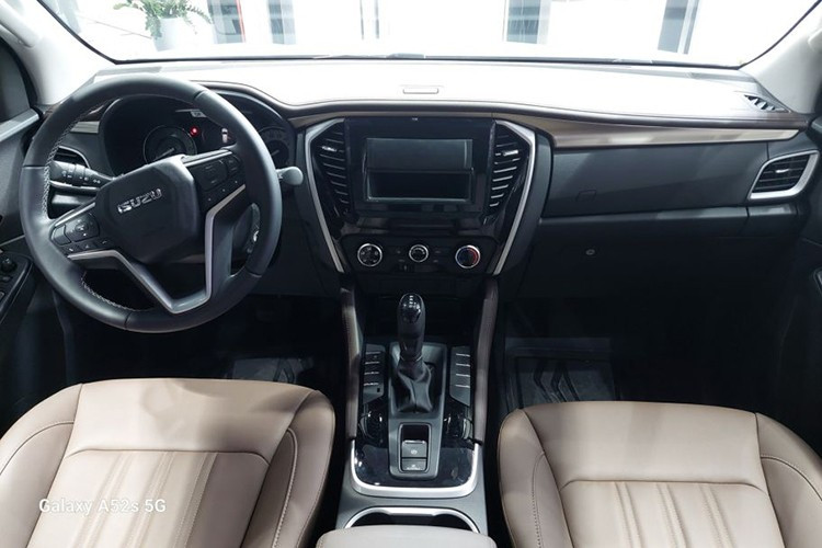 Mặc dù đã được nâng cấp về thiết kế và trang bị, Isuzu mu-X vẫn chưa tạo được đột phá về doanh số tại Việt Nam. Trong 5 tháng đầu năm 2025, mẫu SUV này chỉ bán ra được 109 xe, xếp áp chót phân khúc, chỉ hơn Mitsubishi Pajero Sport với 48 xe. Tuy nhiên, cần lưu ý rằng Pajero Sport gần như đã dừng bán tại thị trường Việt Nam, nhiều đại lý không còn xe để giao và hãng cũng chưa công bố kế hoạch ra mắt thế hệ mới.