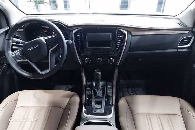 Mặc dù đã được nâng cấp về thiết kế và trang bị, Isuzu mu-X vẫn chưa tạo được đột phá về doanh số tại Việt Nam. Trong 5 tháng đầu năm 2025, mẫu SUV này chỉ bán ra được 109 xe, xếp áp chót phân khúc, chỉ hơn Mitsubishi Pajero Sport với 48 xe. Tuy nhiên, cần lưu ý rằng Pajero Sport gần như đã dừng bán tại thị trường Việt Nam, nhiều đại lý không còn xe để giao và hãng cũng chưa công bố kế hoạch ra mắt thế hệ mới.