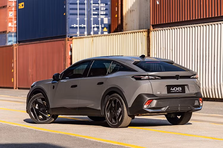 So với Peugeot 408 thông thường, bản kỷ niệm 215 năm tăng 20 triệu đối với bản Allure và Premium, trong khi bản GT tăng 30 triệu đồng. Theo THACO Auto, có tổng cộng 215 chiếc Peugeot 408 Legend Edition được mở bán tại Việt Nam, trùng với con số kỷ niệm 215 năm thương hiệu Peugeot được ra đời (1810 - 2025).