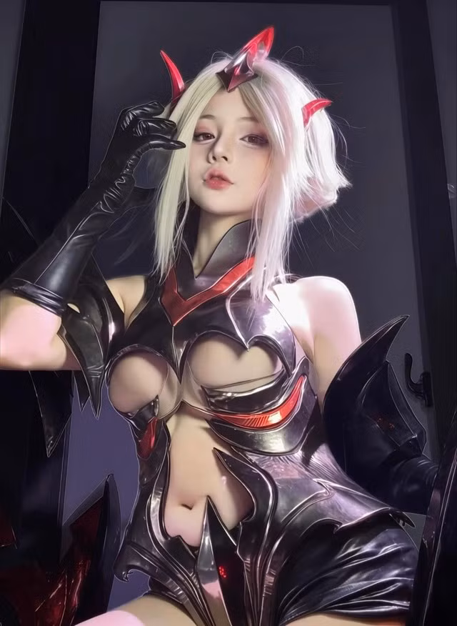 Trước đó, cô gái cosplayer tài năng này, người từng "gây bão" với những màn hóa thân đỉnh cao, thần thái cuốn hút và sự đầu tư tỉ mỉ cho từng bộ ảnh, đã khiến không ít người hâm mộ phải lo lắng.