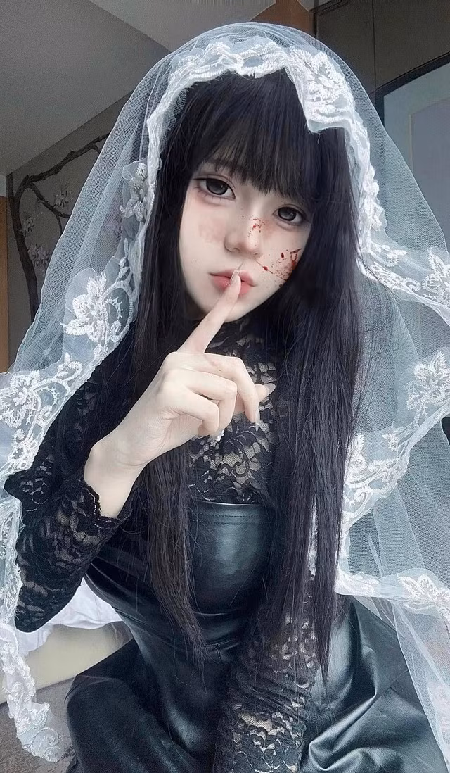 Và màn trở lại lần này, Bảo Ngọc đã không làm người hâm mộ thất vọng, thậm chí còn vượt xa mọi mong đợi với bộ ảnh cosplay Huyết Ma Thần – một nhân vật game đầy quyền năng, ma mị và cuốn hút.