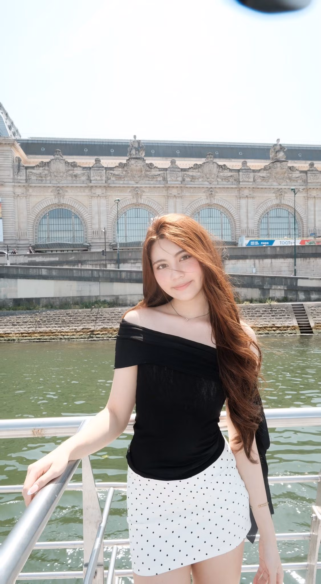 Đời thường Hạt Dẻ còn có vẻ gần gũi, chân thực hơn, mà vẫn chiếm spotlight dù tất cả những gì nàng hot girl làm là... ngồi chăm chú làm việc của mình. Ảnh: FBNV