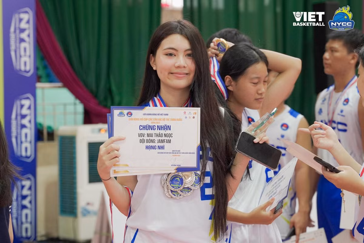 Nhiều người nhanh chóng nhận ra vấn đề, do người quay clip đã sử dụng công cụ làm nét ảnh, khiến visual Hạt Dẻ bị ảnh hưởng theo.