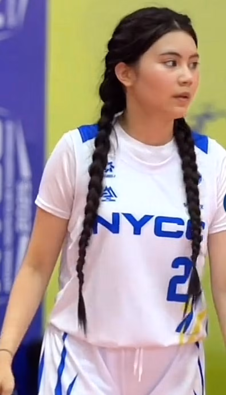 Tuy nhiên, một đoạn clip khác quay tại sự kiện này đã "minh oan" cho Hạt Dẻ.