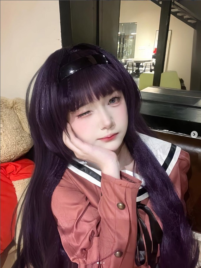 Điều khiến cư dân mạng bất ngờ hơn cả là bức ảnh lần này dường như còn chưa được qua chỉnh sửa hay hậu kỳ phức tạp. Dựa vào pose dáng và không gian, có thể thấy đây chỉ là khoảnh khắc ngẫu hứng chụp trước gương bằng cam thường, nhưng Cigw Pols vẫn đủ sức khiến MXH “dậy sóng”.