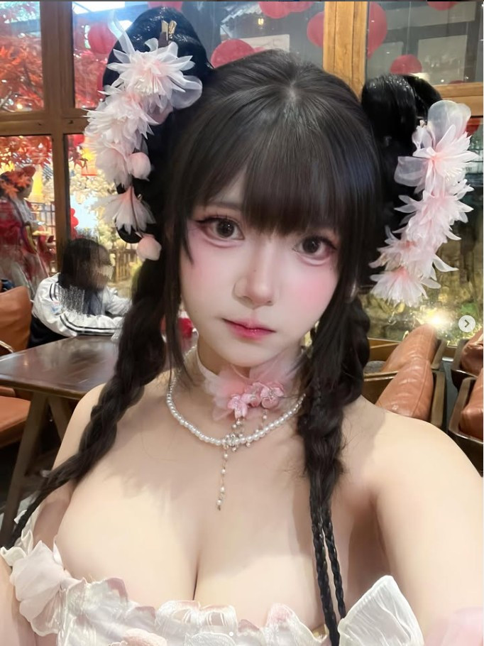 Trong khung hình, Cigw Pols tự tin khoe khéo vòng một đầy cuốn hút. Góc chụp phản chiếu qua gương không chỉ giúp làm nổi bật sự quyến rũ mà còn phô diễn trọn vẹn những đường cong mềm mại, hoàn hảo.