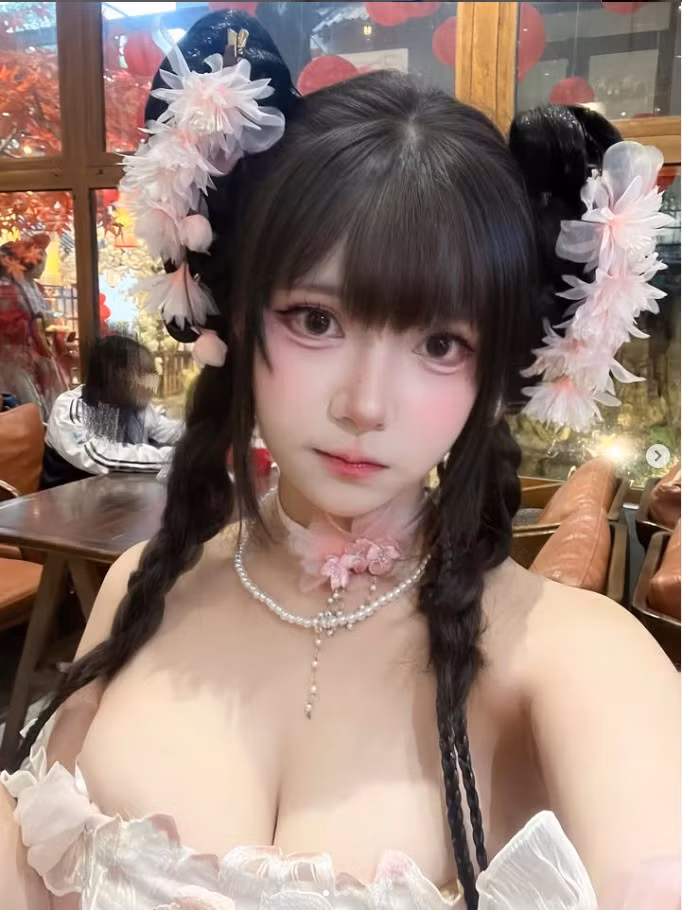 Trong khung hình, Cigw Pols tự tin khoe khéo vòng một đầy cuốn hút. Góc chụp phản chiếu qua gương không chỉ giúp làm nổi bật sự quyến rũ mà còn phô diễn trọn vẹn những đường cong mềm mại, hoàn hảo.