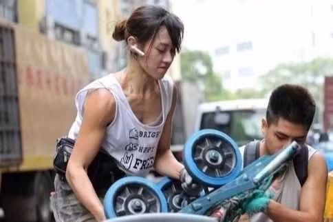 Từng sống trong gia đình khá giả, Chu Thiên Bội đột ngột bước vào đời với đôi bàn tay trắng khi gia đình phá sản. Cô gái sinh năm 1988 chọn nghề bốc vác vì thích sự tự do, gắn bó với công việc này hơn 15 năm.