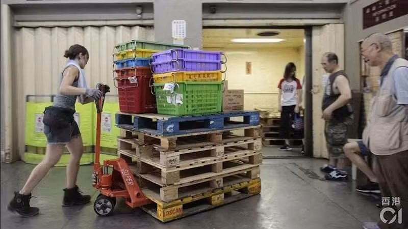 Trong đó, cô mặc áo ba lỗ, để lộ cánh tay săn chắc và nổi bật với gương mặt thanh tú. Tờ South Morning China Post lúc đó gọi cô là “nữ cửu vạn đẹp nhất Hong Kong”.