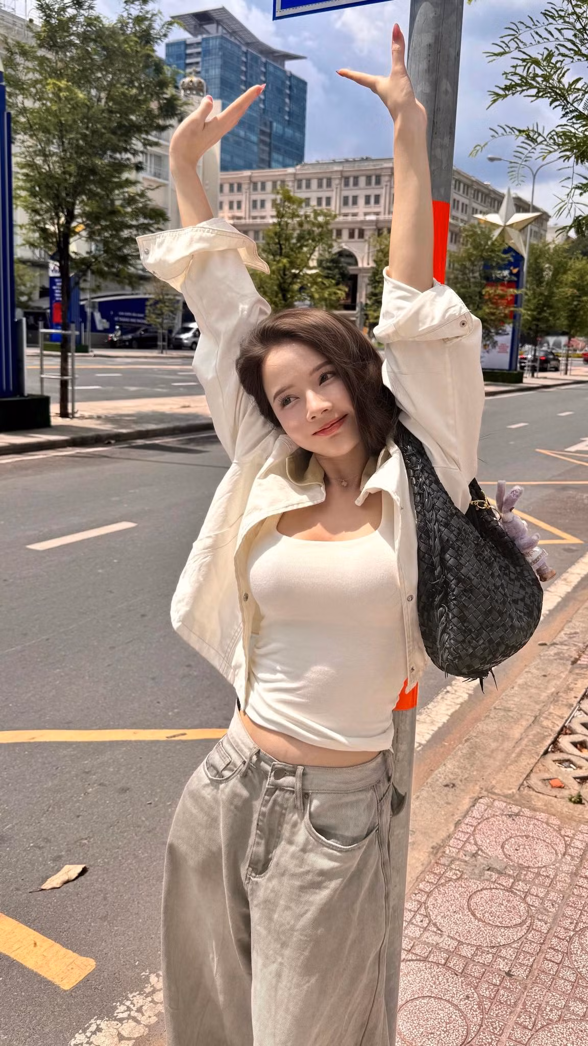 Ngoài việc là gương mặt nổi bật trong giới hot girl, Lan Hương còn đang hướng đến con đường làm người mẫu ảnh, đồng thời hợp tác quảng cáo với nhiều thương hiệu thời trang và mỹ phẩm dành cho giới trẻ.