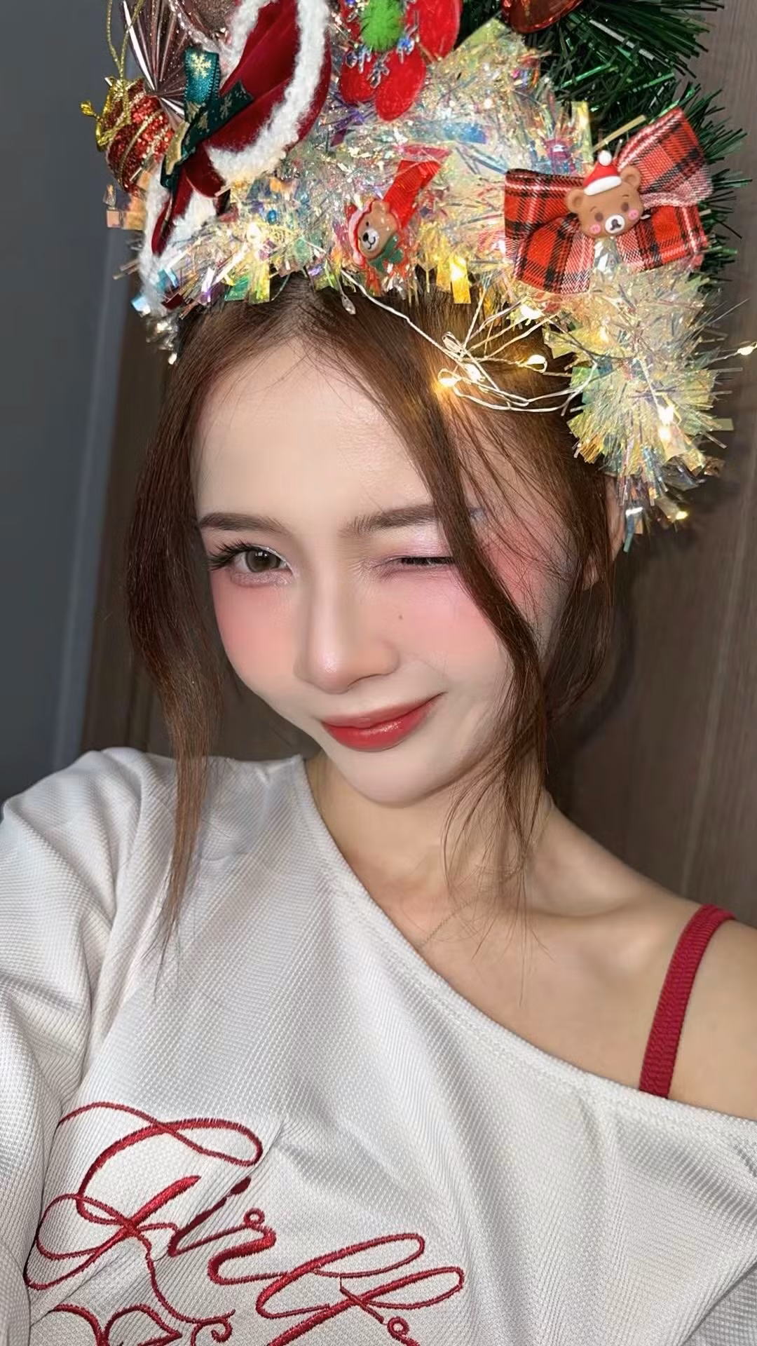 Lan Hương trong bộ ảnh toát lên thần thái trẻ trung nhưng vô cùng cuốn hút. Gương mặt bầu bĩnh, làn da trắng hồng và lớp trang điểm ngọt ngào giúp cô ghi trọn điểm với phong cách “búp bê Giáng sinh”.