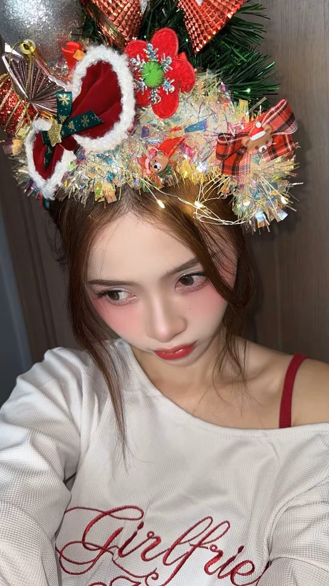 Cách tạo dáng tinh nghịch, khi thì ôm gấu người tuyết, khi lại nghiêng đầu e ấp, giúp bộ ảnh của Lan Hương vừa dễ thương vừa đầy sắc màu lễ hội.