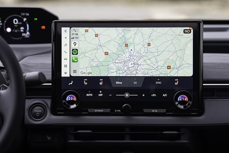 Ngay từ bản Icon, C-HR+ đã được trang bị ‘dày đặc’. Xe sở hữu mâm hợp kim 18 inch, bộ sạc AC 11 kW, cụm đồng hồ kỹ thuật số 7 inch kết hợp màn hình trung tâm 14 inch, nội thất bọc vải pha da tổng hợp, vô-lăng sưởi và hai sạc điện thoại không dây. Những trang bị này giúp C-HR+ không bị “lép vế” so với nhiều đối thủ cùng tầm giá.