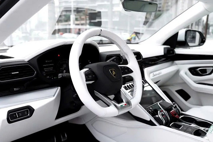 Vè chắn bùn mở rộng khiến chiếc Lamborghini Urus trông cực kỳ hầm hố và có khả năng thuyết phục bất kỳ người lái xe nào cũng phải tránh đường khi nhìn thấy con thú săn mồi đến từ Ý này đang đi phía sau.
