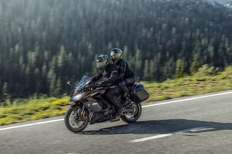 Xe có 4 chế độ lái trong đó 3 chế độ lập trình trước (Thể thao, Đường trường, Mưa) và 1 dành cho người lái tự cài đặt, có thể tùy chỉnh bằng cách lựa chọn cấp độ can thiệp của hệ thống kiểm soát lực kéo (1, 2, 3, tắt) và độ nhạy tay ga (F/L).