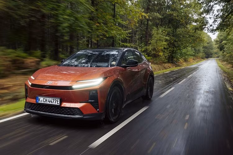 Với thiết kế khác biệt, tùy chọn pin đa dạng và phiên bản AWD mạnh 338 mã lực, Toyota C-HR+ đang cho thấy quyết tâm cạnh tranh sòng phẳng trong sân chơi SUV điện tại châu Âu, đồng thời mở ra thêm lựa chọn đáng chú ý cho người dùng đang tìm kiếm một mẫu xe điện mang đậm cá tính.