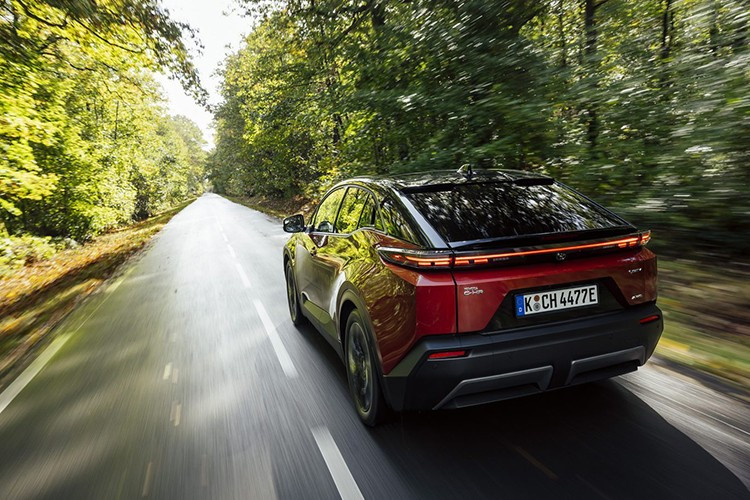 Công suất sạc nhanh DC tối đa đạt 150 kW, cho phép xe có thể sạc từ 10 lên 80% pin trong khoảng 28 phút. Đây là con số đủ tốt cho nhu cầu sử dụng thực tế, dù chưa thuộc nhóm nhanh nhất thị trường.