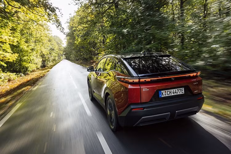 Công suất sạc nhanh DC tối đa đạt 150 kW, cho phép xe có thể sạc từ 10 lên 80% pin trong khoảng 28 phút. Đây là con số đủ tốt cho nhu cầu sử dụng thực tế, dù chưa thuộc nhóm nhanh nhất thị trường.