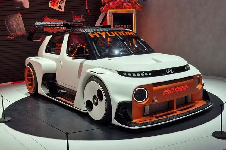 Hyundai Insteroid ﻿Ra mắt tại Seoul Mobility Show tháng 4/2025, Insteroid là phiên bản “quái thú drift” của chiếc Inster EV. Xe có thiết kế cực kỳ hầm hố, nội thất tối giản, thân thiện môi trường. Dù chưa có kế hoạch sản xuất, đây vẫn là một “cuộc chơi sáng tạo” đáng yêu từ Hyundai.
