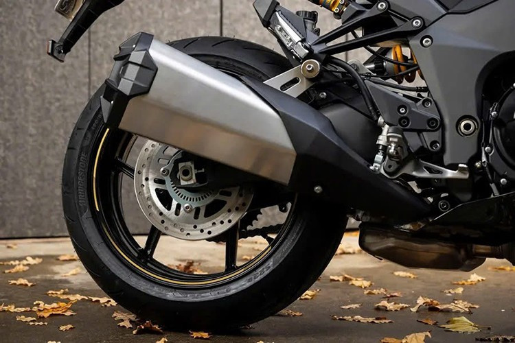 Về sức mạnh, Kawasaki Ninja 1100SX 2026 vẫn dùng khối động cơ 4 xi-lanh thẳng hàng, dung tích 1.099cc, làm mát bằng chất lỏng, DOHC 4 van mỗi xi-lanh tiếp tục đảm nhận vai trò vận hành.