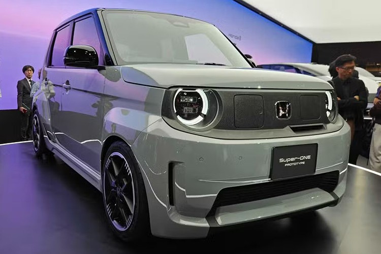 Honda Super One ﻿Phát triển từ mẫu Kei car điện N-One, Super One được ra mắt tại Goodwood và Triển lãm Ô tô Nhật Bản tháng 10/2025. Xe sở hữu kiểu dáng mang phong cách thể thao với lốp to, vè mở rộng, chế độ "boost", mô phỏng hộp số 7 cấp và âm thanh giả lập. Xe dự kiến sẽ ra mắt bản thương mại vào năm 2026.